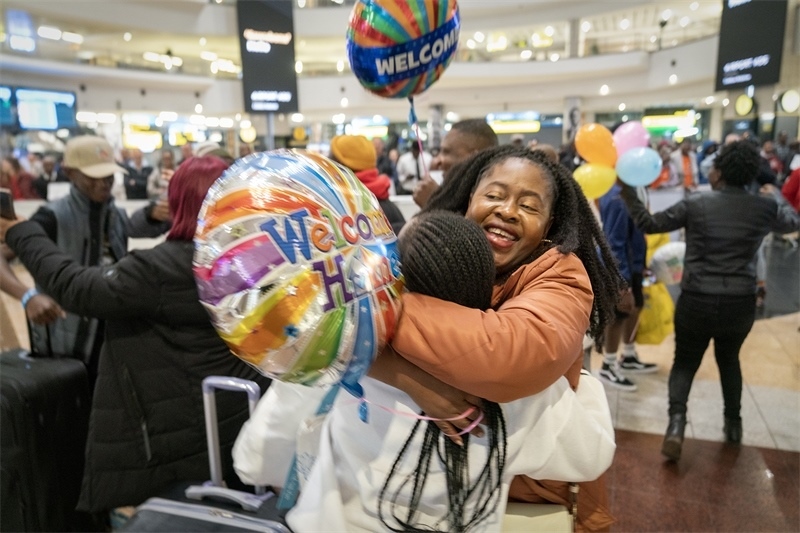 學(xué)生與家長(zhǎng)相擁歡慶。希拉茲·莫林?jǐn)z