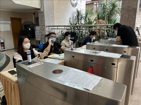 廣州市越秀區(qū)教育局現(xiàn)場審核返區(qū)生辦理材料，采用“提前網(wǎng)上預(yù)約、現(xiàn)場分批辦理”的方式進行。廣州市越秀區(qū)教育局供圖