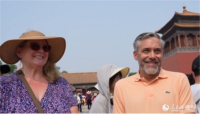 圖為來(lái)自美國(guó)拉斯維加斯的游客格雷琴·拉森 （Gretchen Larsen）（左）和她的丈夫埃里克·拉森（Eric Larsen）（右）。人民網(wǎng)記者 吳超嵐攝