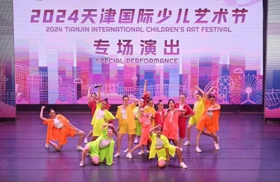 7月22日，來自俄羅斯的舞蹈團(tuán)演員在藝術(shù)節(jié)上展演。新華社記者 趙子碩 攝