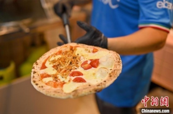 近日，韋榮耀展示他制作的“老友味”披薩。 俞靖 攝