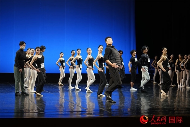 3月26日，松山芭蕾舞團(tuán)青年代表團(tuán)成員在中央芭蕾舞團(tuán)交流學(xué)習(xí)。人民網(wǎng)記者 張麗婭攝