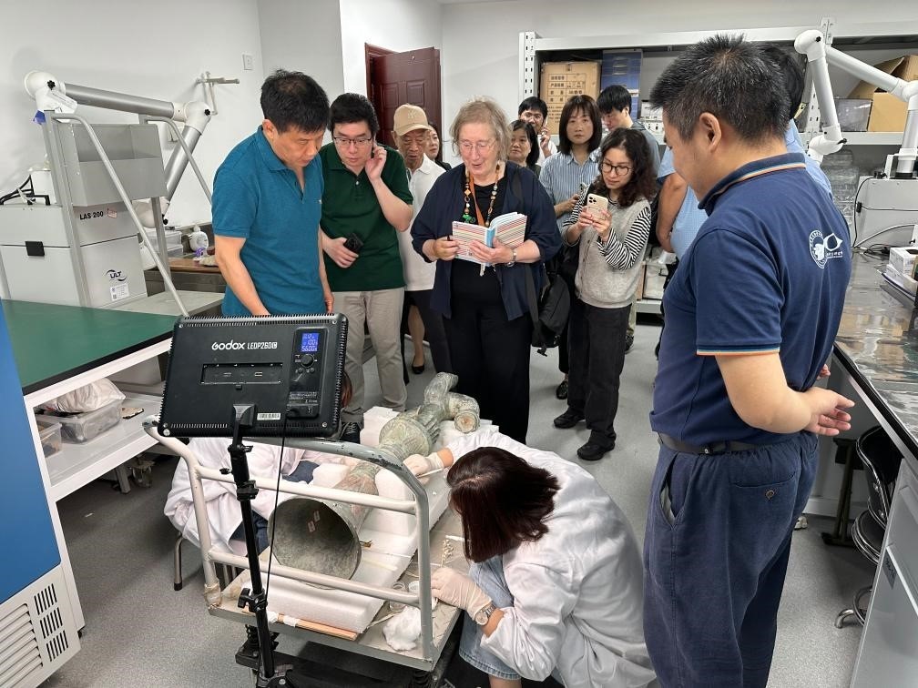 2024年5月28日，英國考古學家、牛津大學教授杰西卡·羅森在文物保護修復實驗室觀摩文物。新華社發(fā)（四川省文物考古研究院供圖）