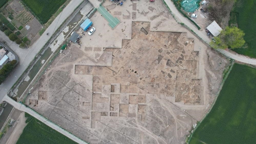 這是2024年3月23日拍攝的四川省廣漢市三星堆遺址發(fā)掘區(qū)（無人機照片）。新華社發(fā)（四川省文物考古研究院供圖）