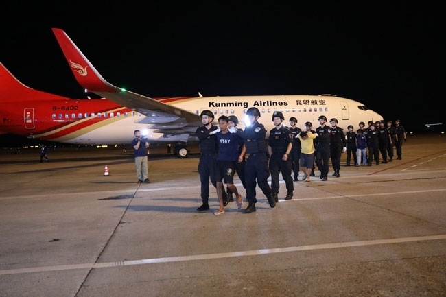 押解現(xiàn)場。公安部供圖