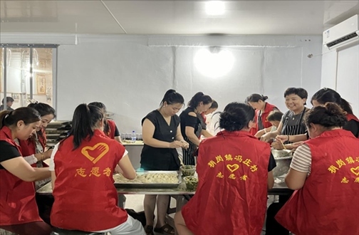 志愿者在以孝治家大食堂工作。（受訪者供圖）