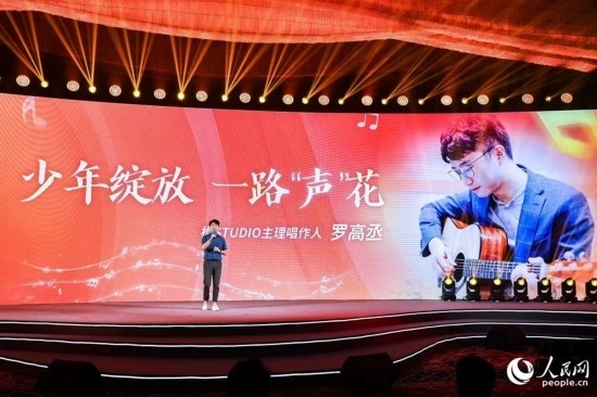 羅高丞在臺(tái)上分享自己的創(chuàng)作心路。人民網(wǎng)攝