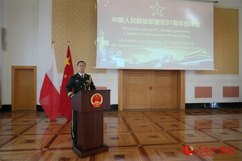 波蘭使館國(guó)防武官?gòu)堃笮Ｔ谡写龝?huì)上致辭。人民網(wǎng)記者 李增偉攝 