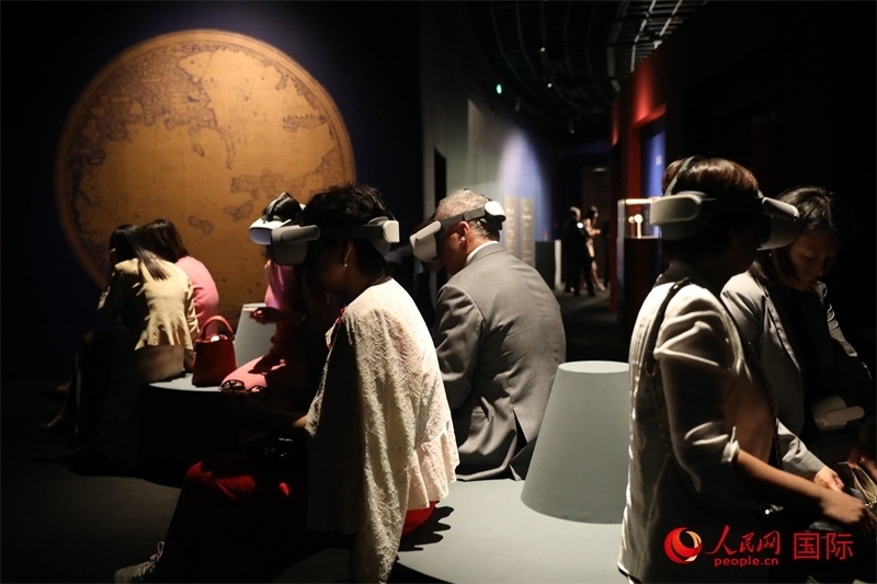 嘉賓在展覽“傳奇之旅：馬可·波羅與絲綢之路上的世界”VR體驗區(qū)參觀。人民網(wǎng) 殷韜攝