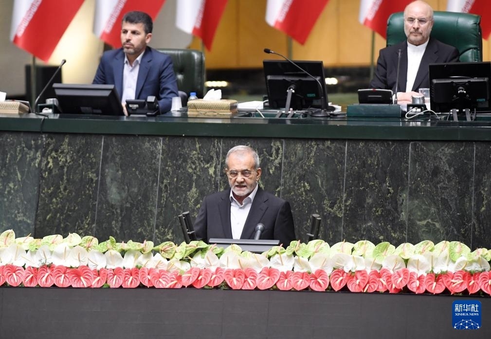 7月30日，佩澤希齊揚（前）在伊朗德黑蘭的伊朗議會宣誓就任伊朗總統(tǒng)后發(fā)表就職演說。新華社記者 沙達提 攝
