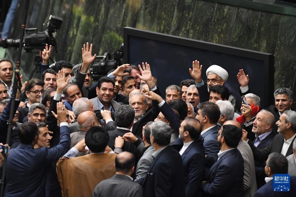 7月30日，在伊朗德黑蘭的伊朗議會，佩澤希齊揚（中）離開總統(tǒng)就職典禮現(xiàn)場時揮手致意。新華社記者 沙達提 攝