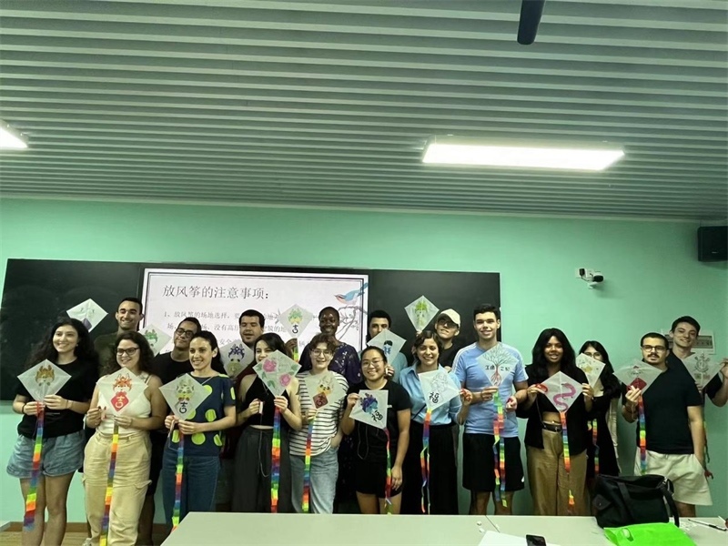 在中國和巴西共迎兩國建交50周年之際，巴西圣保羅州立大學孔子學院今年7月成功組織多批、近40名巴西青少年來華進行短期訪問交流，圖為訪問團成員參加文化體驗活動。 巴西圣保羅州立大學孔子學院供圖