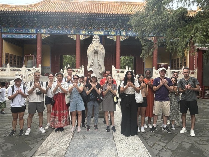 在中國和巴西共迎兩國建交50周年之際，巴西圣保羅州立大學孔子學院今年7月成功組織多批、近40名巴西青少年來華進行短期訪問交流，圖為訪問團成員參加文化體驗活動。 巴西圣保羅州立大學孔子學院供圖