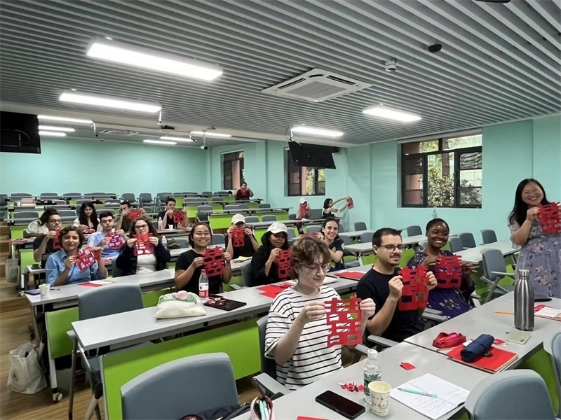 在中國和巴西共迎兩國建交50周年之際，巴西圣保羅州立大學孔子學院今年7月成功組織多批、近40名巴西青少年來華進行短期訪問交流，圖為訪問團成員參加文化體驗活動。 巴西圣保羅州立大學孔子學院供圖