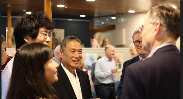 盧中見(jiàn)與嘉賓交流中國(guó)畫(huà)。許晉熙攝