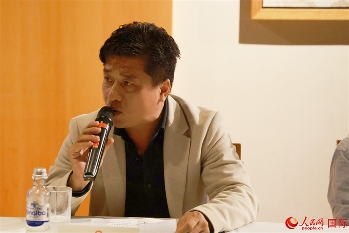 巴西中國(guó)浙江商會(huì)會(huì)長(zhǎng)鄭俠茂在座談會(huì)上致辭。人民網(wǎng)記者 陳海琪攝