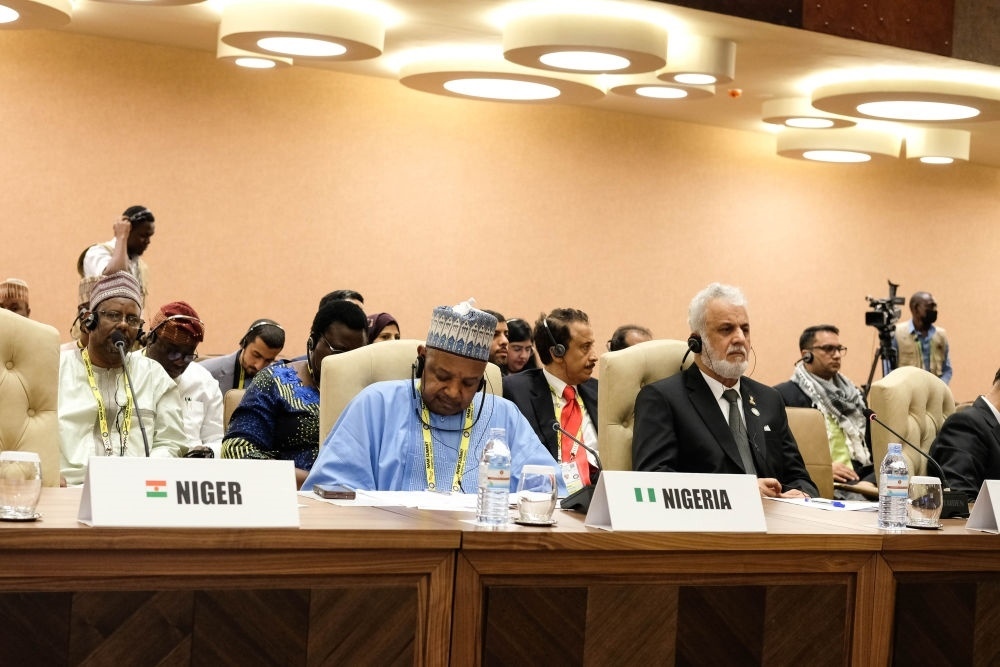 1月20日，與會(huì)代表出席在烏干達(dá)首都坎帕拉舉行的不結(jié)盟運(yùn)動(dòng)第19次峰會(huì)閉幕式。新華社發(fā)（阿佳拉·納瓦達(dá)攝）