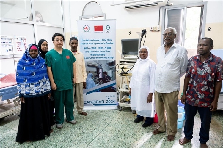 王璐醫(yī)生與部分患者合影。中國(guó)援桑醫(yī)療隊(duì)供圖