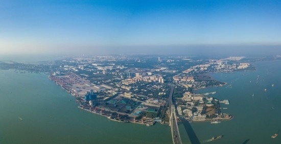 海南自貿(mào)港重點園區(qū)——洋浦經(jīng)濟開發(fā)區(qū)（2023年12月31日攝，無人機全景照片）。新華社記者 蒲曉旭 攝
