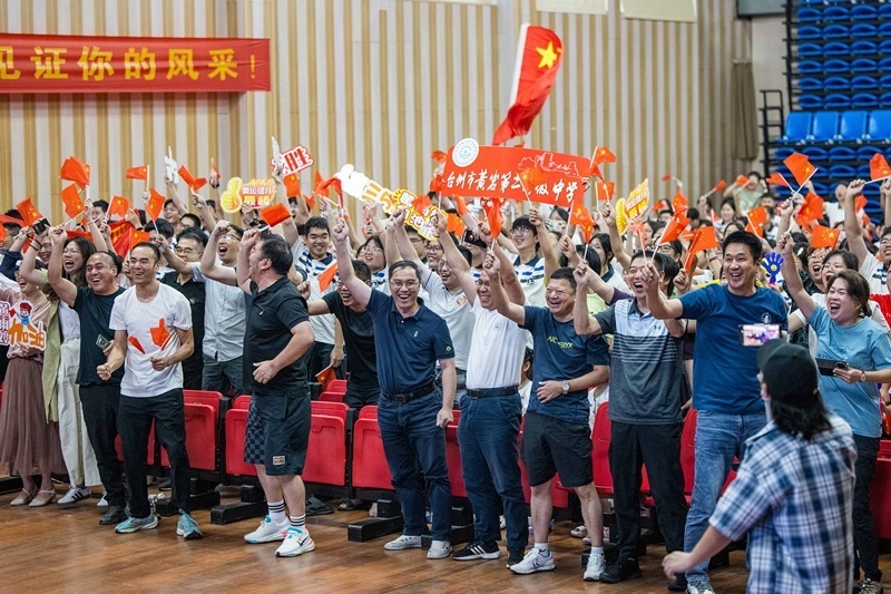 北京時(shí)間7月27日，2024年巴黎奧運(yùn)會(huì)首個(gè)比賽日，在射擊10米氣步槍混合團(tuán)體比賽中，中國(guó)選手黃雨婷/盛李豪獲得金牌。圖為黃雨婷的母校師生們通過(guò)收看奧運(yùn)直播的方式為她加油助威。