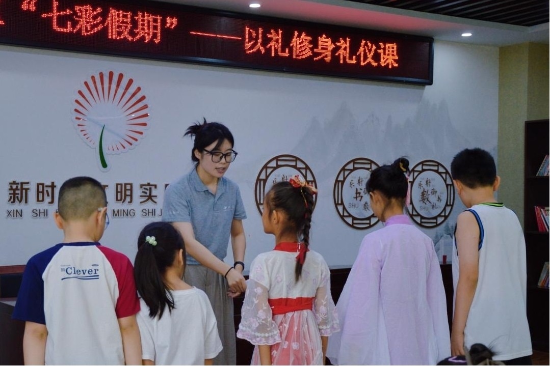 曲阜市小雪街道如意社區(qū)新時(shí)代文明實(shí)踐站以禮修身禮儀課。謝婉瑩 攝