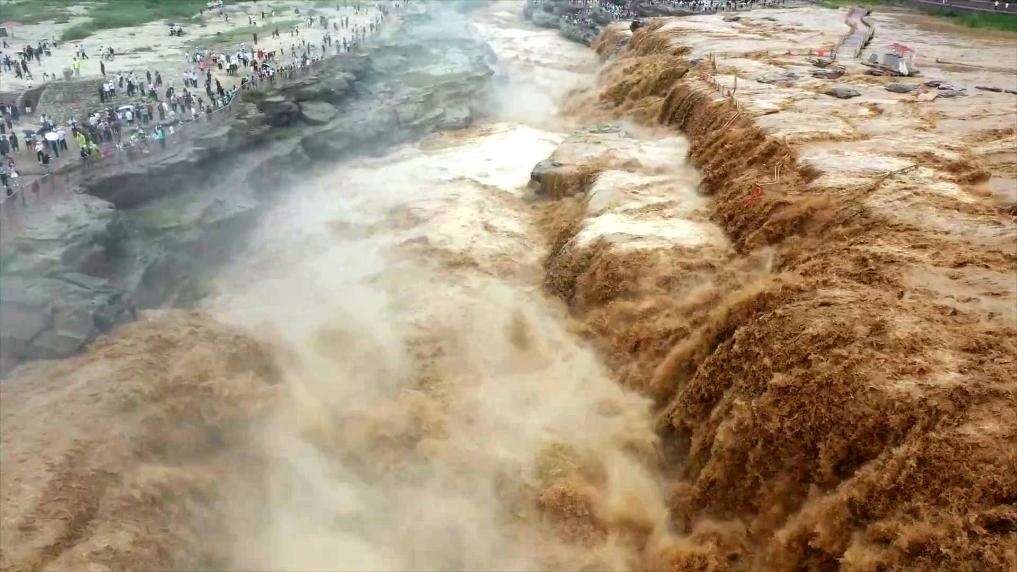 黃河壺口瀑布水量大增，出現(xiàn)壯美黃色瀑布群景觀。新華社發(fā) 呂桂明 攝