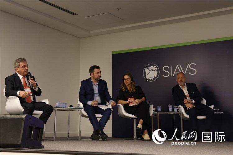 巴西動(dòng)物蛋白協(xié)會(huì)高層管理人員在展覽會(huì)舉辦前接受外國記者采訪。 人民網(wǎng)記者 時(shí)元皓攝