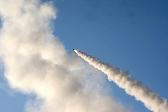 這張2011年6月28日在伊朗中部城市庫姆附近拍攝的照片顯示，一枚導(dǎo)彈在“偉大先知６”軍事演習(xí)中發(fā)射升空。新華社發(fā)