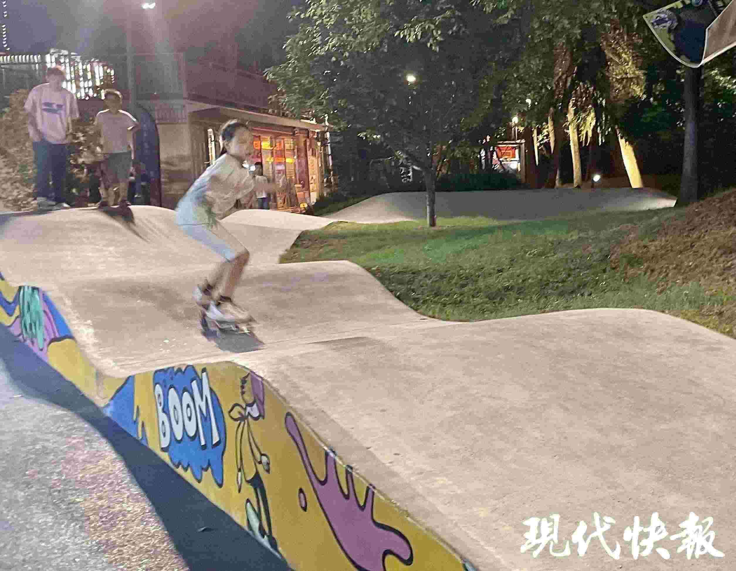 南京西城·夜未央的滑板場(chǎng)地上，一群青少年正在玩滑板