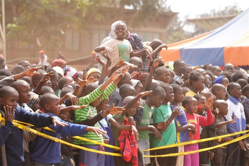 孩子們觀看達(dá)人秀。主辦方供圖