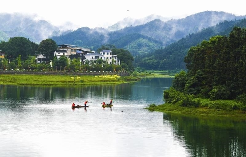 2024年6月5日，志愿者在湖南常寧市洋泉水庫(kù)清理水面漂浮物。
