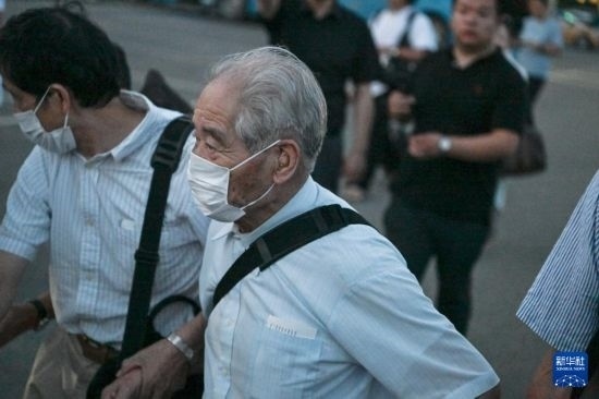 8月12日晚，侵華日軍第七三一部隊(duì)（簡(jiǎn)稱“731部隊(duì)”）“少年隊(duì)”原隊(duì)員清水英男，乘機(jī)抵達(dá)哈爾濱。新華社記者 王松 攝