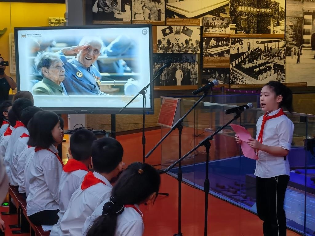 南京市科睿小學(xué)二年級學(xué)生章若初為大家講述抗戰(zhàn)老兵手印的故事。 新華社記者 邱冰清 攝