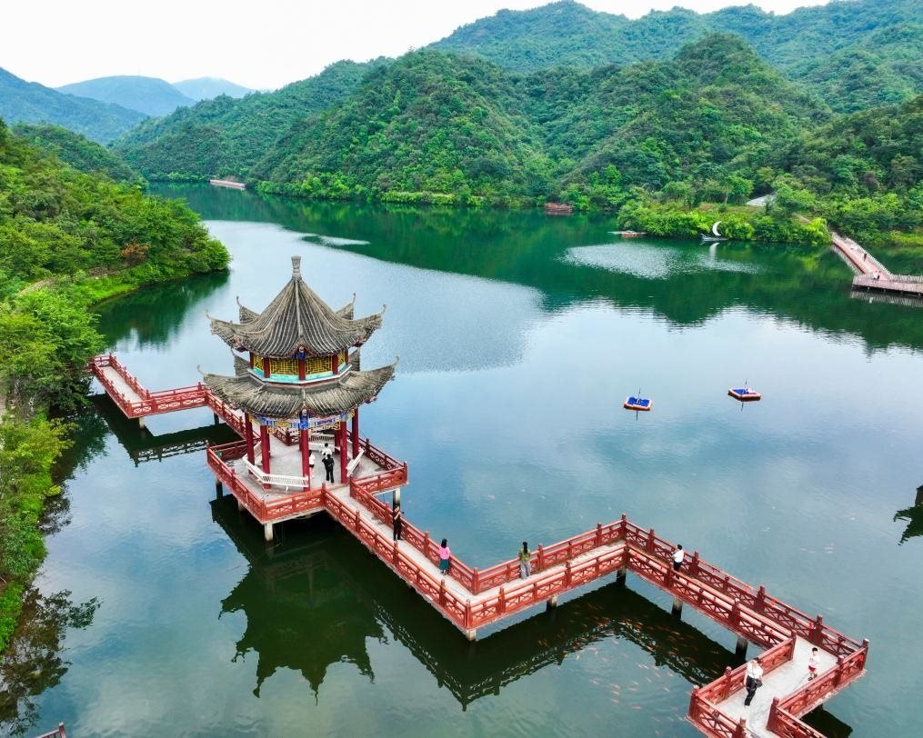 2024年8月11日，游客在湖南省雙牌縣陽(yáng)明山國(guó)家森林公園萬(wàn)和湖休閑游玩。新華社發(fā)（周秀魚(yú)春攝）