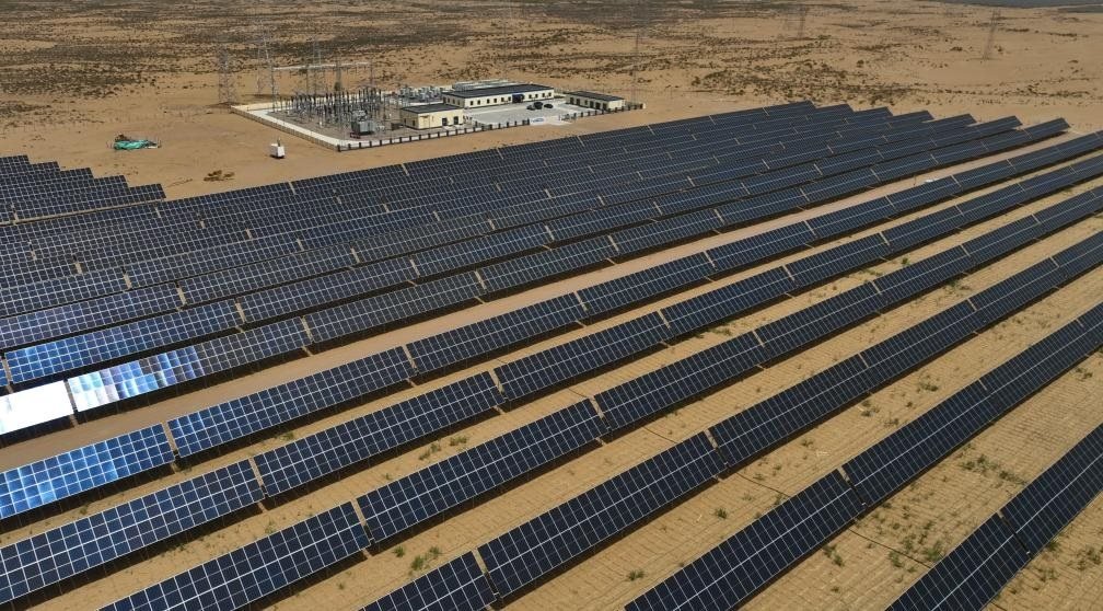 這是2024年5月16日拍攝的內(nèi)蒙古巴彥淖爾市磴口縣烏蘭布和沙漠光伏基地。新華社記者李云平攝