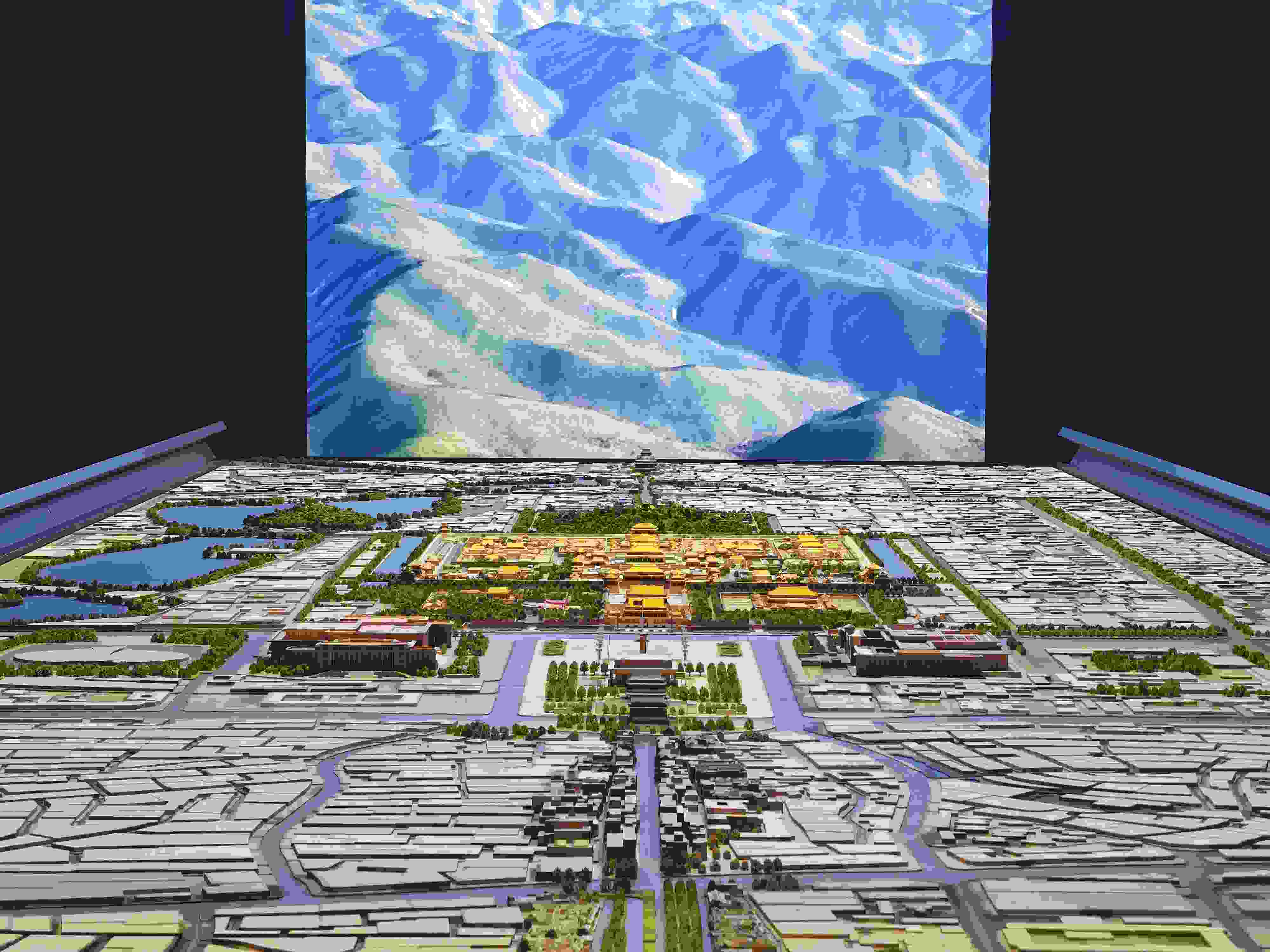 2023年3月，北京首都博物館精心制作的16米長中軸線沙盤，配以立體投影技術，展現(xiàn)了北京中軸線之壯美。