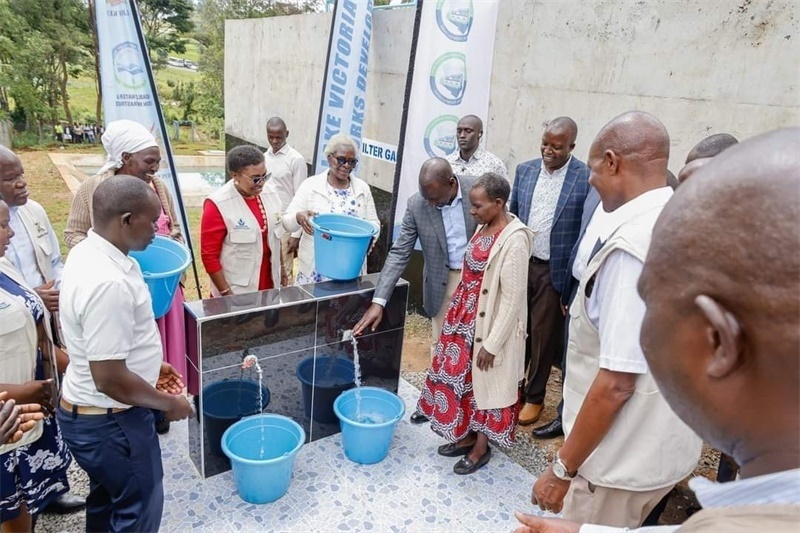 肯尼亞總統(tǒng)魯托考察南迪山供水項目設備運行情況。中鐵十局供圖
