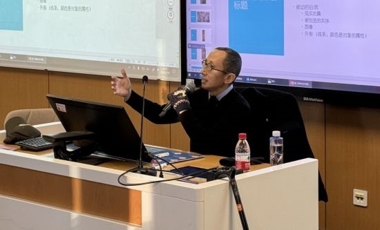 從去年秋天起，還在治療中的朱銳就堅持給本科生開課。（受訪者供圖）