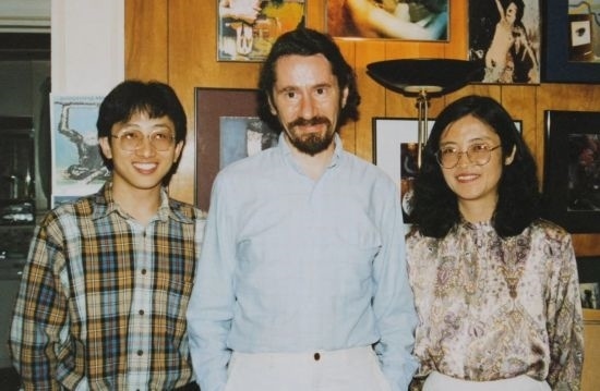 1992年，朱銳（左）赴美國杜蘭大學(xué)攻讀心靈哲學(xué)與認知科學(xué)，師從心靈哲學(xué)和認知科學(xué)家Radu Bogdan（中），右為朱銳師姐、北師大教授田平。