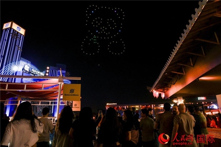 當(dāng)?shù)孛癖娪^看無人機表演。人民網(wǎng)記者 宋亦然攝