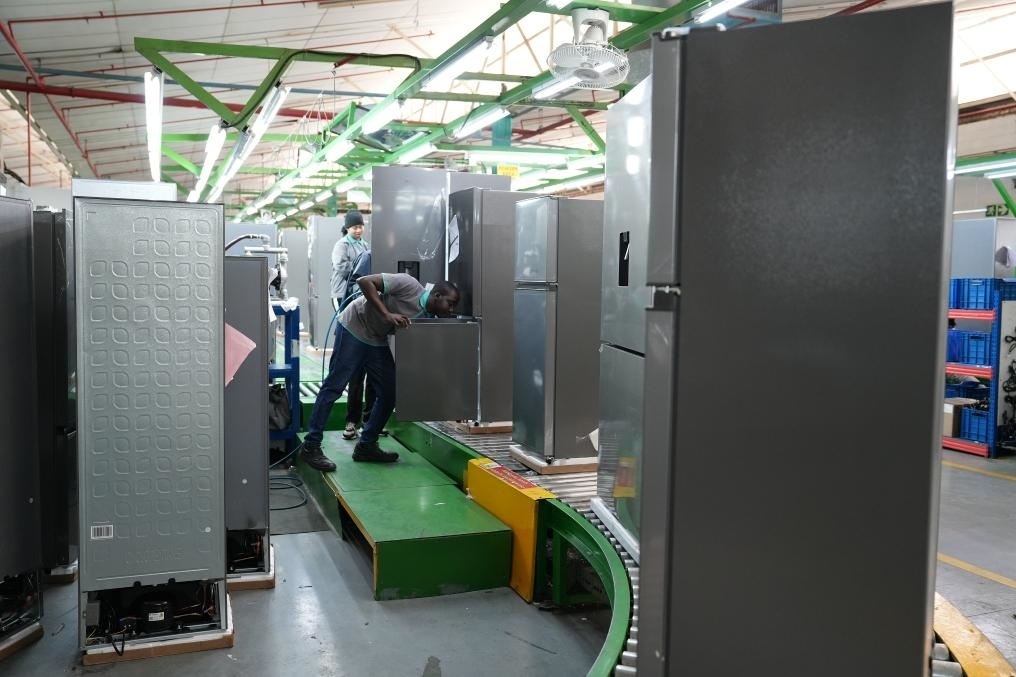 8月14日，在南非開普敦，當?shù)貑T工在海信南非工業(yè)園的冰箱生產(chǎn)線上工作。新華社記者王雷攝