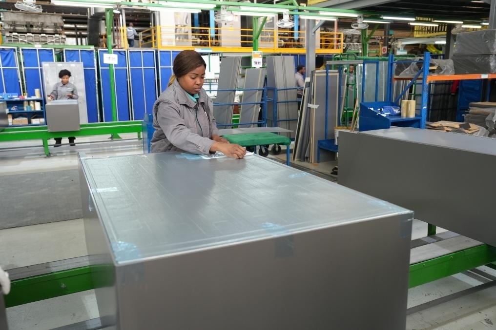 8月14日，在南非開普敦，當?shù)貑T工在海信南非工業(yè)園的冰箱生產(chǎn)線上工作。新華社記者王雷攝