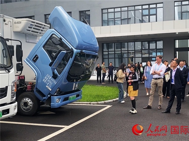 于民向駐華外交官和國際組織駐華代表介紹燃料電池車型。人民網(wǎng)記者 于洋攝