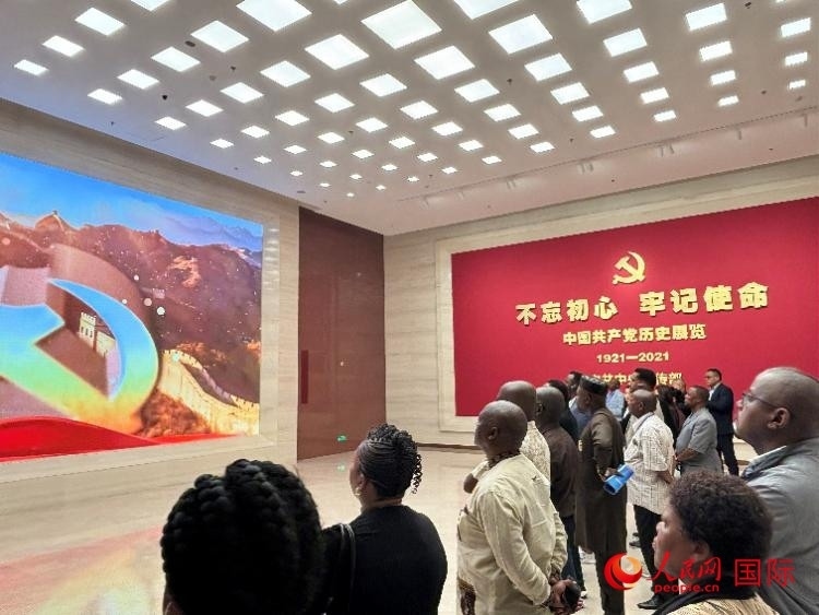 代表團(tuán)參觀“不忘初心 牢記使命”中國共產(chǎn)黨歷史展覽。人民網(wǎng) 曹欣悅攝