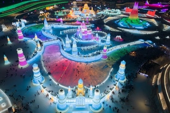2024年1月1日，來自世界各地的游客在哈爾濱冰雪大世界園區(qū)內(nèi)游玩（無人機照片）。