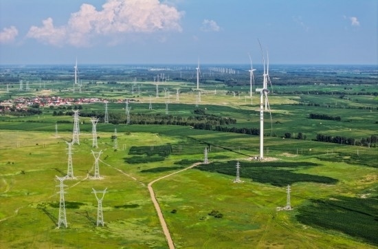 這是2024年7月19日拍攝的內(nèi)蒙古通遼238萬千瓦風(fēng)電項目（無人機照片）。此項目每年可將75億千瓦時清潔電能經(jīng)扎魯特—青州±800（千伏）直流特高壓外送通道送至山東地區(qū)消納，相當(dāng)于滿足受端地區(qū)超過300萬戶居民家庭用電需求，節(jié)約標(biāo)煤261萬噸，減少二氧化碳排放634萬噸。