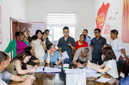 圖為2024年8月6日，重慶市奉節(jié)縣人民法院興隆人民法庭庭長費明軍（中）在做調(diào)解工作。蹇懿 攝