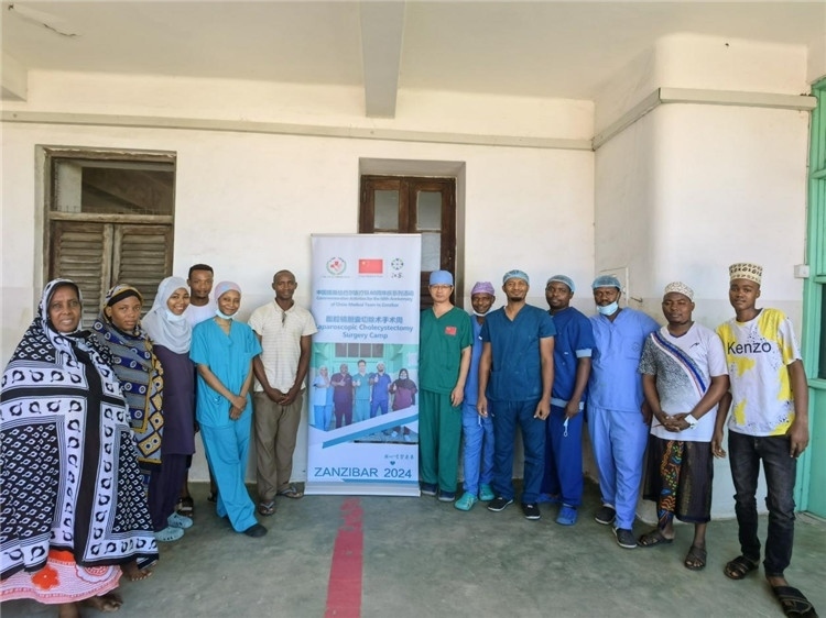 隊(duì)長(zhǎng)蔣國(guó)慶（右七）和手術(shù)醫(yī)生、部分患者合影。中國(guó)援桑醫(yī)療隊(duì)供圖