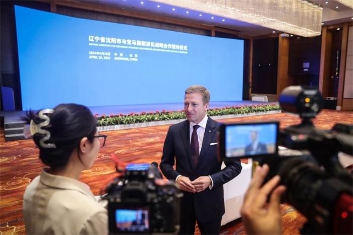 2024年4月26日，寶馬集團(tuán)董事長(zhǎng)齊普策在遼寧省沈陽市與寶馬集團(tuán)深化戰(zhàn)略合作簽約儀式現(xiàn)場(chǎng)接受采訪。新華社記者潘昱龍攝