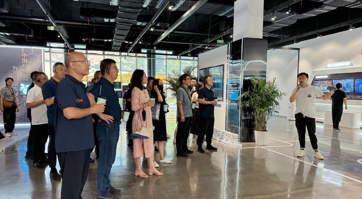 人民網(wǎng)“夢幻靈境”AI展演中心講解。人民網(wǎng) 王戰(zhàn)雄攝